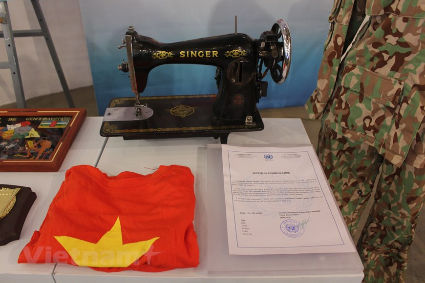 La foto muestra la máquina de coser que usó la teniente coronel Nguyen Thi Lien para confeccionar mascarillas que distribuyó al personal del Cuartel General de las misiones de la ONU y a los residentes de la capital Bangui de la República Centroafricana en el contexto de la compleja evolución del coronavirus en ese país. Nguyen Thi Lien recibió un reconocimiento de la Misión de la ONU en la República Centroafricana. A pesar de vivir lejos de su familia y trabajar en situaciones difíciles, con duras condiciones climáticas, los Cascos Azules vietnamitas siempre cumplen con sus deberes dejando buenas impresiones en el corazón de las poblaciones locales y amigos internacionales. (Foto: Vietnam+)