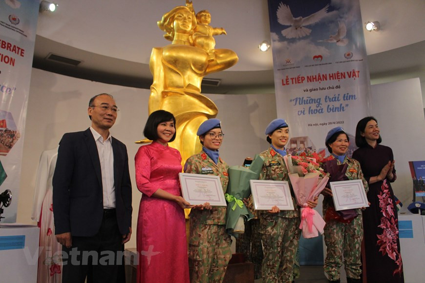 El conjunto de objetos donados se exhibirán en el Museo de la Mujer de Vietnam en Hanoi. En un futuro cercano, la institución continuará recolectando más artefactos y documentos para difundir historias y recuerdos de las fuerzas de paz vietnamitas. La participación en las operaciones de mantenimiento de la paz de la ONU es una orientación política importante del Partido y el Estado, y también una tarea relevante del Ejército Popular de Vietnam en el nuevo período, dijo un representante del Departamento encargado de esa labor. Esa actividad contribuye a la consecución de la política exterior de Vietnam por la paz, cooperación, desarrollo, multilateralismo y diversificación de las relaciones internacionales. (Foto: Vietnam+)
