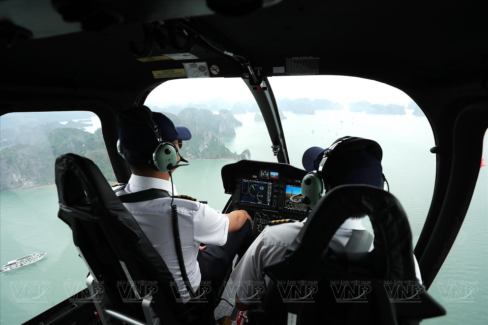 Los turistas pueden contemplar la Bahía de Lan Ha en el helicóptero Bell 505, con el recorrido aéreo de la Compañía de Helicóptero del Norte (dependiente de la corporación Vietnam Helicopter) (Foto: VNA)