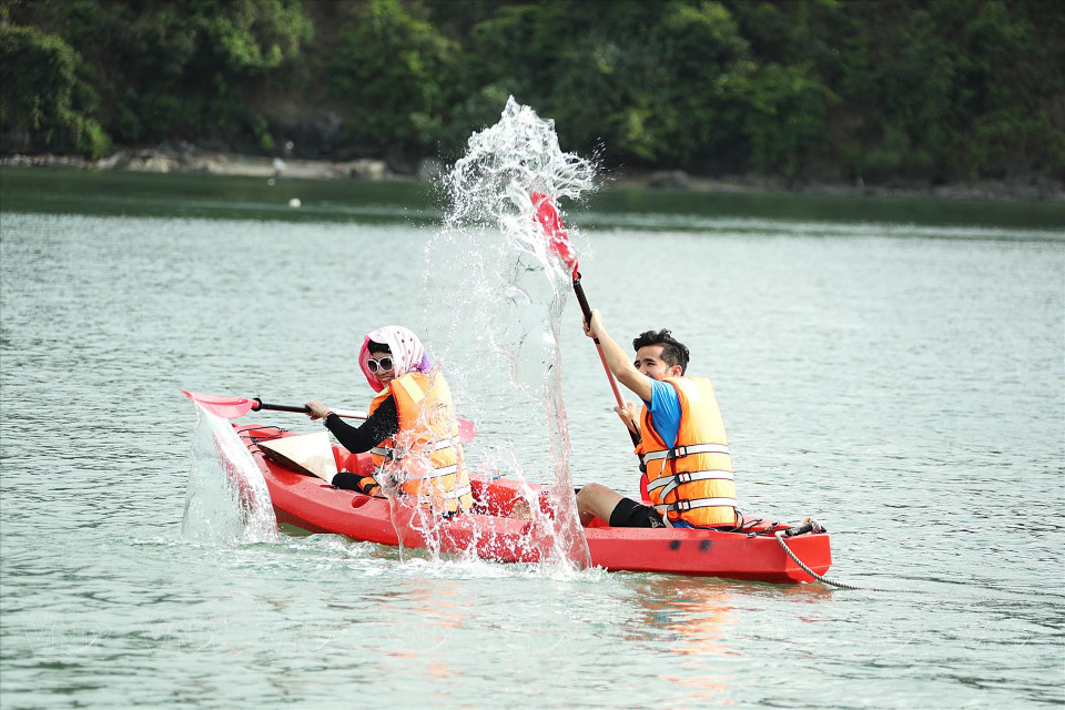 Turistas exploran la bahía en kayak (Foto: VNA)