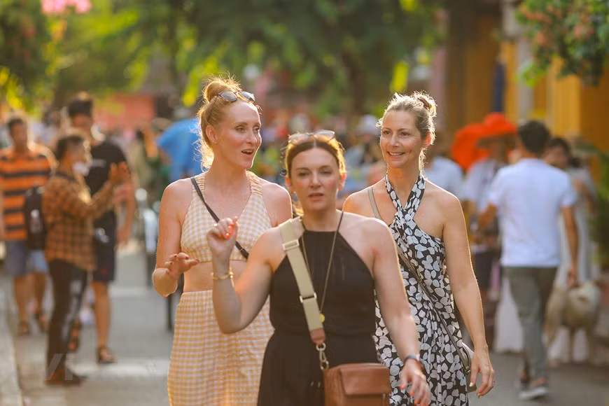 Muchos extranjeros también vienen al casco antiguo a pasear y tomar fotos (Foto: VNA)