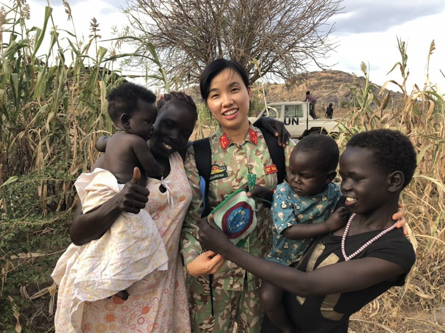 Do Thi Hang Nga es la primera oficial vietnamita que participó en una misión de mantenimiento de la paz de la ONU. Durante sus operaciones en Sudán del Sur, fue honrada por la mayor institución internacional por la excelencia de su trabajo. El coronel general Nguyen Chi Vinh, viceministro de Defensa de Vietnam, también elogió a Do Thi Hang Nga por sus notables contribuciones durante su mandato en Sudán del Sur y le pidió que, después de completar su cargo, continúe con sus esfuerzos para capacitar a otras mujeres oficiales vietnamitas en el mantenimiento de la paz para futuras misiones internacionales de la ONU. (Foto: Vietnam+)