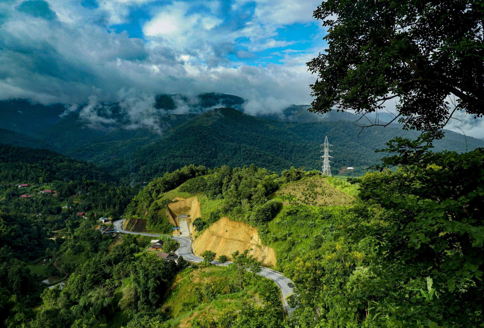 La majestuosa belleza del paso de Pha Din por la mañana temprano. El nombre “Pha Din” proviene del idioma de la minoría étnica Thai, en el que “Pha” significa "cielo" y “Din” es "tierra", lo cual implica la confluencia entre esos dos espacios. (Foto: VNA)