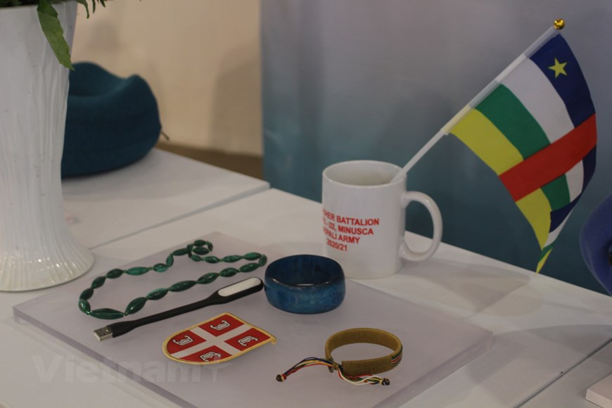 Instituciones y funcionarios coinciden en que el Departamento de Mantenimiento de la Paz de Vietnam ha cumplido muy bien su misión, contribuyendo a la implementación de la política exterior del Partido y del Estado, en particular la diplomacia de defensa, la cual ayudó a elevar la postura del país y del Ejército vietnamita en la arena internacional. Hasta la fecha, Vietnam envió 76 oficiales militares a la sede de la ONU y dos misiones de la mayor organización mundial en Sudán del Sur y la República Centroafricana (UNMISS y MINUSCA, respectivamente). Se trata de un paso importante que muestra el desarrollo cualitativo de la participación de Vietnam en las operaciones de mantenimiento de la paz de la ONU. (Foto: Vietnam+)