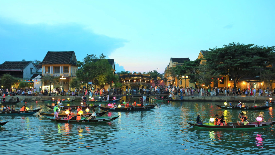 El servicio de transporte de turistas en el río Hoai se reactivó (Foto: VNA)