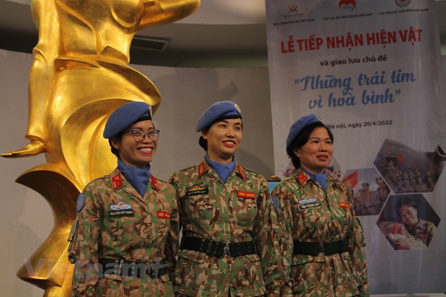 La entrega de la donación aconteció en la mañana del 20 de abril, cuando tres Cascos Azules vietnamitas enviadas a las misiones de la ONU en África llegaron hasta el Museo de la Mujer de Vietnam, en Hanoi, para suministrar los artefactos y participar en el programa de intercambio "Corazones por la Paz". El evento fue organizado por el museo, en colaboración con el club "Corazón de Soldados" y el Departamento de Mantenimiento de la Paz de Vietnam, en honor al 47 aniversario de la liberación del Sur y la reunificación nacional (30 de abril). A la cita asistieron la vicepresidenta de la Unión de Mujeres de Vietnam, Nguyen Thi Minh Huong, y la representante del PNUD en Hanoi, Caitlin Wiesen. (Foto: Vietnam+)