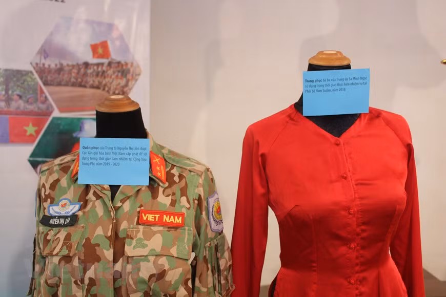 La colección del Museo de la Mujer de Vietnam se amplió con 77 documentos, 56 artefactos, un video y 25 fotografías donados por cinco mujeres oficiales vietnamitas que participaron en las misiones de mantenimiento de la paz de la ONU en Sudán del Sur y la República Centroafricana (UNMISS y MINUSCA, respectivamente). La participación en las operaciones al respecto de la ONU durante los últimos ocho años ha sido un punto brillante en la diplomacia multilateral del Partido, el Estado y el Ejército de Vietnam. En 2014, Vietnam fundó un Centro de Mantenimiento de la Paz, que luego se convirtió en el Departamento de Mantenimiento de la Paz. (Foto: Vietnam+)