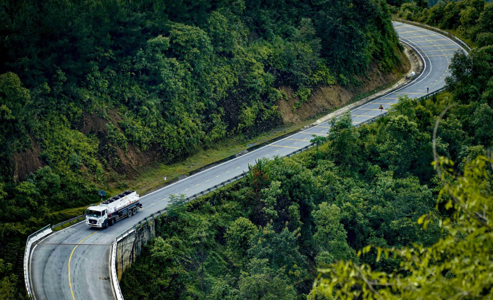 Vehículo en el paso Pha Din (Foto: VNA)