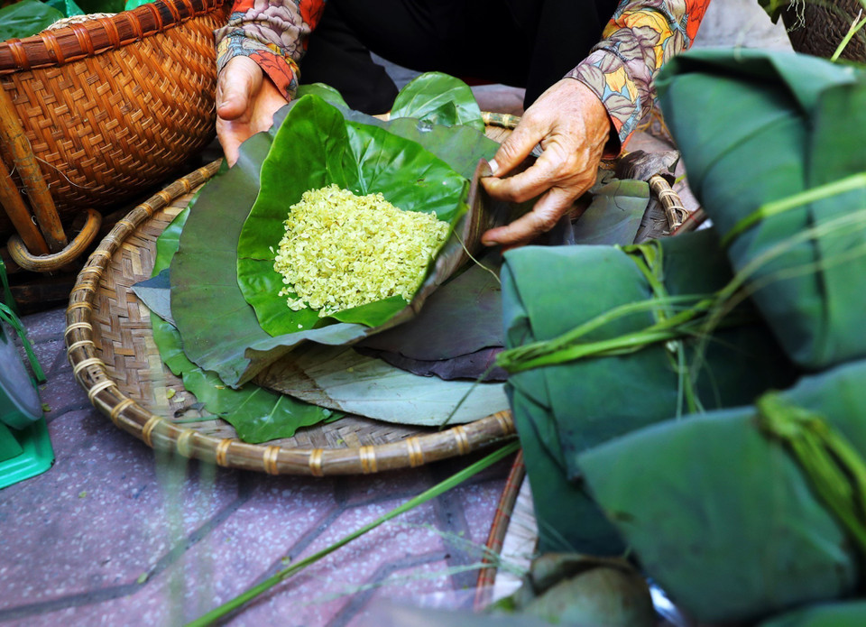 El Com (arroz glutinoso tierno) de la aldea de Vong es una conocida especialidad culinaria de Hanoi en otoño (Foto: VNA)