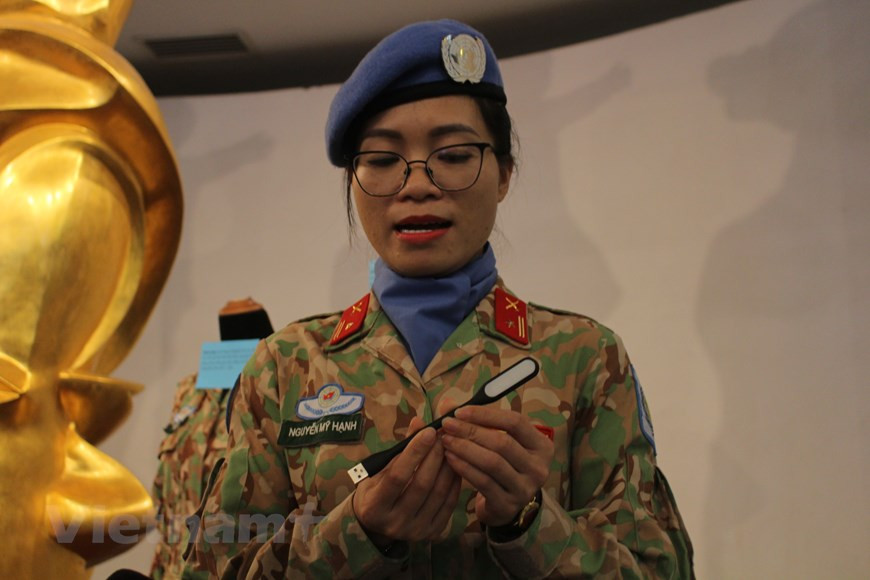 Como gesto simbólico, la lámpara recargable que sostiene la comandante Nguyen My Hanh, asistente en la oficina de campo del Departamento de Mantenimiento de la Paz de Vietnam, es un objeto heredado del teniente coronel Do Anh, quien se sacrificó durante su misión de mantenimiento de la paz de la ONU a la edad de 38 años. Durante su servicio, el oficial recibió la Medalla del Glorioso Soldado de Primera, Segunda y Tercera Clase. El Ministerio de Defensa lo ascendió póstumamente a Teniente Coronel y solicitó al Presidente del Estado que le concediera la Orden por la Defensa de la Patria de Tercera Clase. (Foto: Vietnam+)