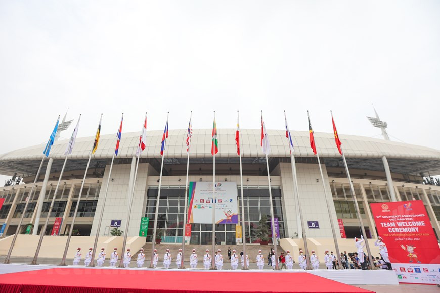 La Federación Deportiva del Sudeste Asiático adhirió a Brunei como su miembro durante los X SEA Games, efectuados en Yakarta, en 1979. En los XX SEA Games en Brunei, el Consejo Olímpico de ese país propuso modificar el logotipo de la Federación Deportiva del Sudeste Asiático con 10 círculos de color amarillo claro unidos entre sí. La bandera de la Federación Deportiva del Sudeste Asiático tiene un fondo azul, que consiste en círculos entrelazados para enviar un mensaje de paz, solidaridad y amistad entre los países miembros. El símbolo de la Federación siguió modificándose de 10 a 11 círculos de color amarillo claro entrelazados en los XXVII SEA Games en Myanmar, representando la solidaridad y el apoyo mutuo entre los países. (Foto: Vietnam+)