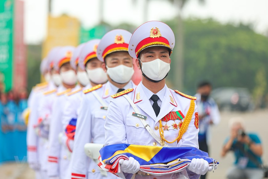 El Estadio Nacional de My Dinh, en Hanoi, ahora luce más hermoso al exhibir las banderas de los 11 países participantes en los SEA Games 31, que se izaron el 11 de mayo, un día antes de la inauguración de la cita deportiva en Vietnam. Cada bandera se levantó mientras se tocaba el himno nacional del país correspondiente y de acuerdo al ambiente solemne que requiere un evento de esta magnitud, capaz de dejar profundas impresiones en los asistentes. Los ensayos y otros preparativos para se efectuaron hace varios días, según compartió un representante de la Delegación Ceremonial del Ejército vietnamita. Los oficiales y soldados se dedicaron durante días a dominar los himnos nacionales de los 11 países, así como a practicar correctamente los movimientos ceremoniales. (Foto: Vietnam+)