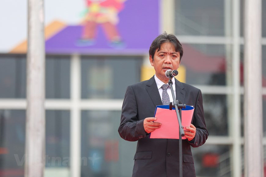 Hoang Dao Cuong, viceministro de Cultura, Deportes y Turismo de Vietnam, atestiguó en la ceremonia: “Hoy, el Comité Organizador de los SEA Games 31 se complace en darle la bienvenida en Hanoi, el corazón de Vietnam. A pesar de las dificultades y desafíos, con la determinación del Gobierno, el fuerte apoyo del pueblo vietnamita y especialmente el respaldo entusiasta de los países del Sudeste Asiático, tenemos más fe y determinación para organizar un evento deportivo exitoso y seguro”. El funcionario subrayó que se trata de la segunda ocasión que el país indochino celebra los SEA Games, lo cual significa un deber y una responsabilidad frente a la región. (Foto: Vietnam+)