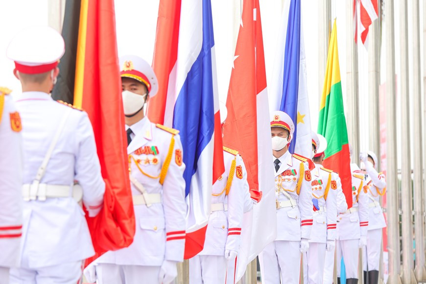 Con la idea de reafirmar la presencia de los países, dar la bienvenida a las delegaciones deportivas participantes en los SEA Games 31 y fomentar el espíritu competitivo de los atletas se llevó a cabo en la capital de Vietnam la ceremonia de izamiento de banderas. Además, contribuyó a la promoción de la identidad, la cultura y el pueblo vietnamitas, proporcionando una experiencia memorable para los deportistas asistentes a la mayor cita deportiva regional. Otro momento emotivo aconteció al final de la ceremonia, cuando las delegaciones de los territorios participantes regalaron, unos a otros, varios obsequios imbuidos de las características culturales nacionales, en aras de enfatizar el espíritu deportivo y de amistad de los respectivos pueblos. (Foto: Vietnam+)