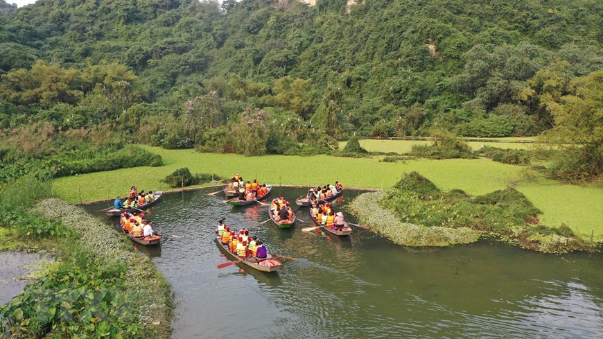 Situado en el suroeste de la ciudad de Ninh Binh, cabecera de la provincia homónima, la zona del ecoturismo- parque de aves Thung Nham constituye uno de los destinos turísticos que cuenta con los valores culturales, religiosos y de biodiversidad (Fuente: VNA)