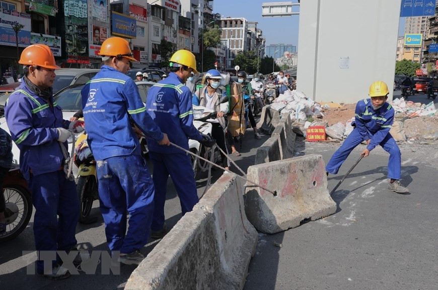Obreros abren la vía para la circulación de los vehículos (Fuente: VNA)