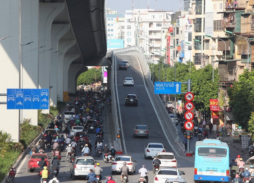  Autos suben al viaducto (Fuente: VNA)
