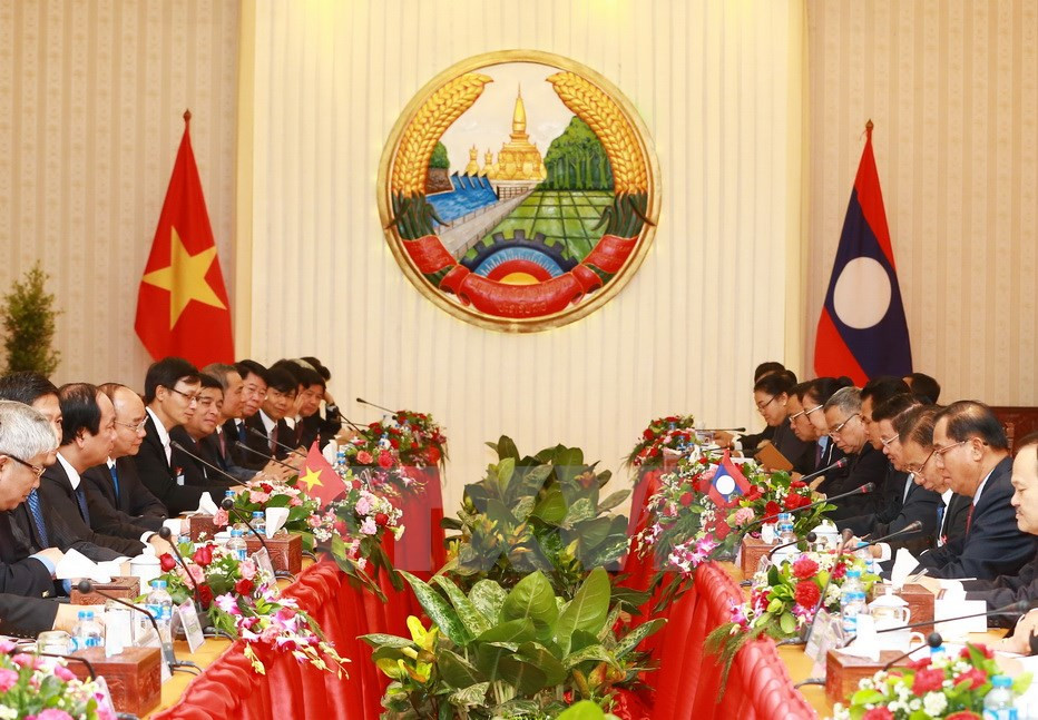 El primer ministro de Vietnam, Nguyen Xuan Phuc, en la conversación con su par camboyano Laos, Thongloun Sisoulith (Fuente: VNA)