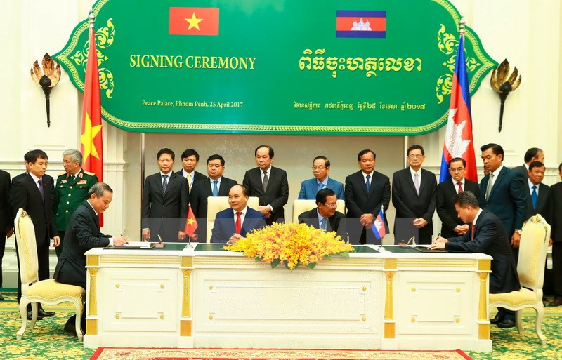 Xuan Phuc y Hun Sen presencian la firma de varios acuerdos de cooperación (Fuente:VNA)