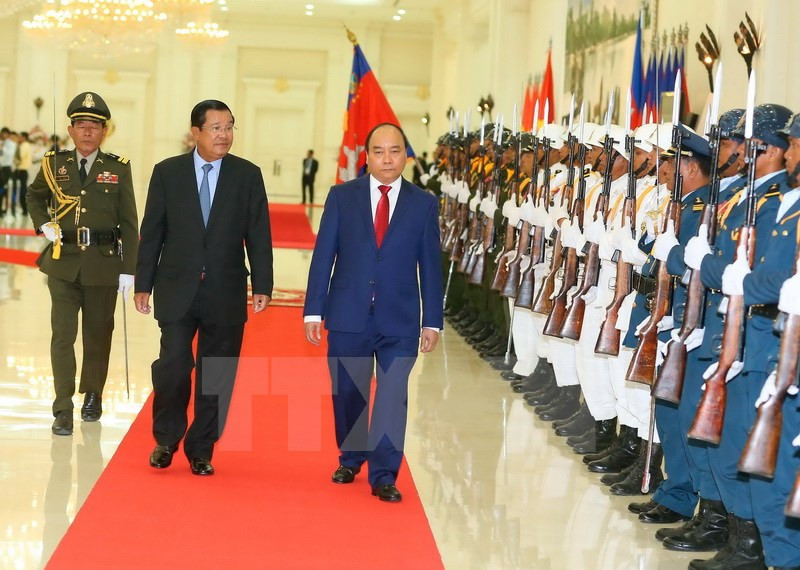 El acto de recibimiento al premier vietnamita, Nguyen Xuan Phuc, en Camboya (Fuente: VNA)