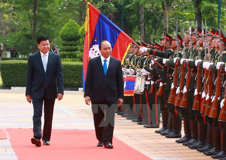 ​El primer ministro de Laos, Thongloun Sisoulith, y su homólogo vietnamita, Nguyen Xuan Phuc (Fuente: VNA)