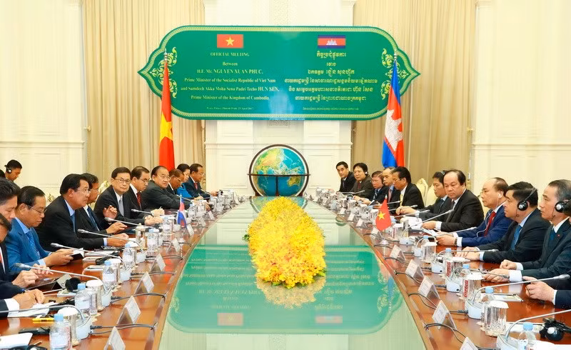 La conversación entre el primer ministro de Vietnam, Nguyen Xuan Phuc, y su par camboyano, Samdech Techo Hun Sen (Fuente: VNA)