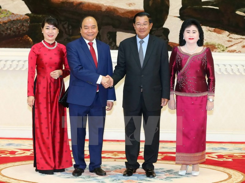 El primer ministro de Vietnam, Nguyen Xuan Phuc, y su par camboyano, Samdech Techo Hun Sen (Fuente: VNA)