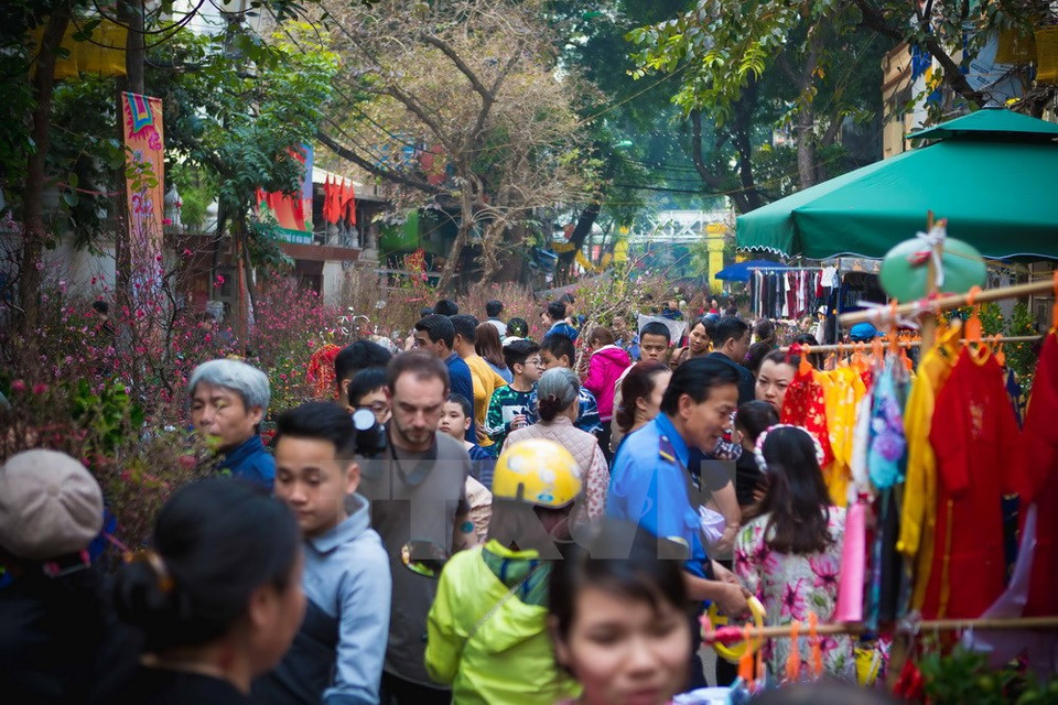 Vienen muchas personas, quienes hacen las últimas compras antes del Tet (AÑo Nuevo Lunar)