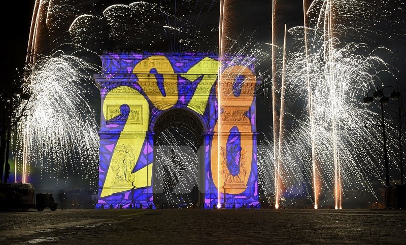Espectáculos de fuegos artificiales con tecnología 3D en París, Francia (Fuente: AFP/VNA)