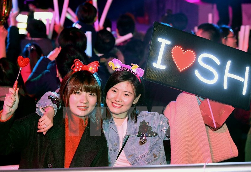 Ciudadanas en Shanghai, China dieron la bienvenida al Año Nuevo 2018 (Fuente: Xinhua/VNA)