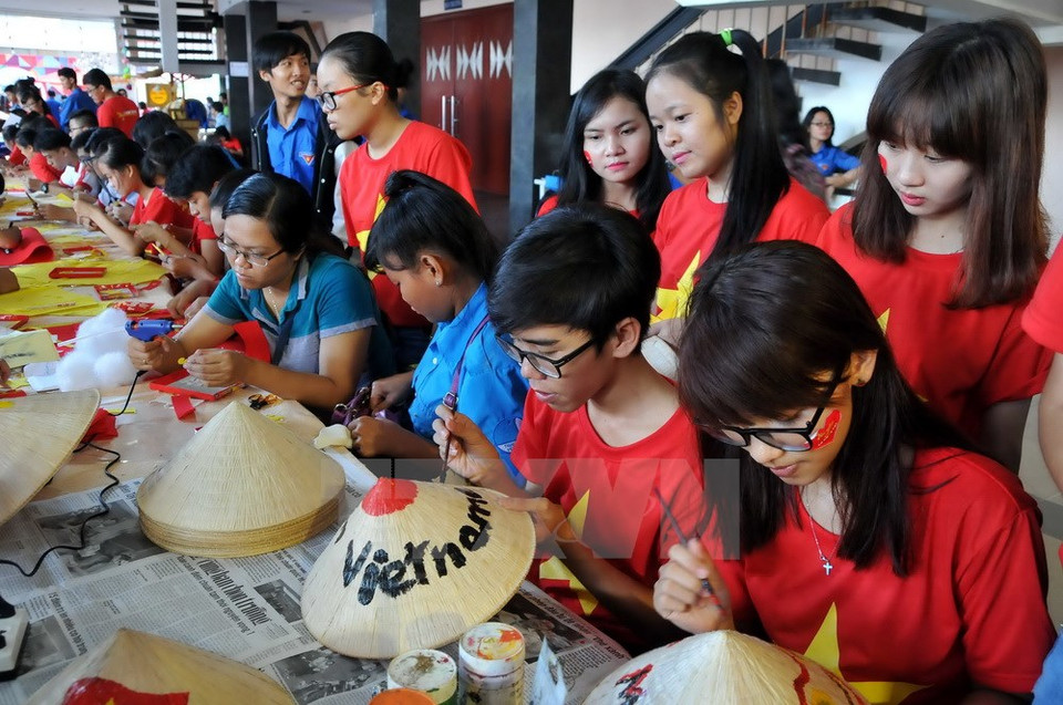 Participantes decoran el sombrero cónico, símbolo del país (Fuente: VNA)