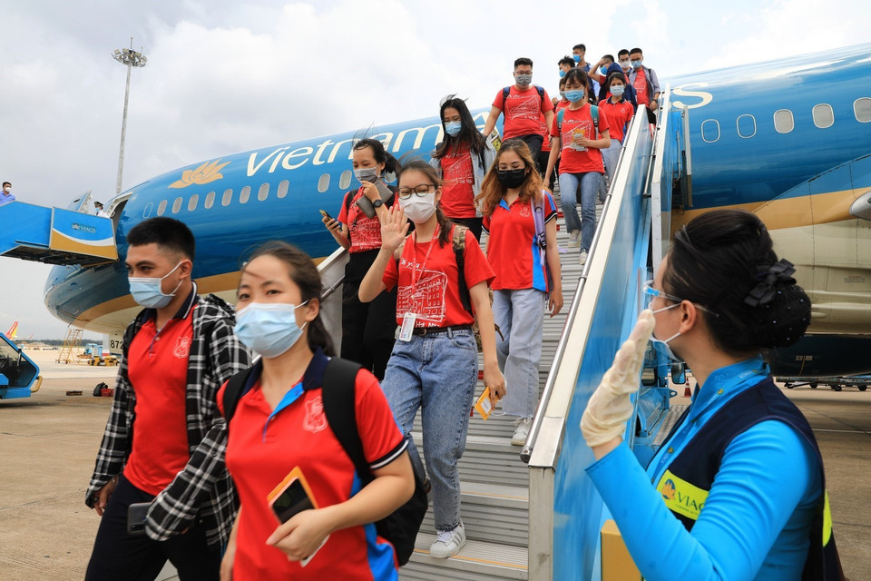 Un total de 350 estudiantes y profesores de la Universidad Médica de Hanoi estuvieron presentes en el aeropuerto de Tan Son Nhat (Fuente: VNA)