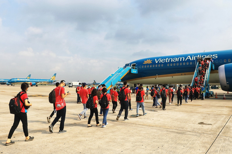 El vuelo VN209 de la aerolínea nacional de Vietnam Airlines transportó a los 350 estudiantes y profesores de la Universidad de Medicina de Hanoi hacia la zona epidémica de la provincia de Binh Duong (Fuente: VNA)