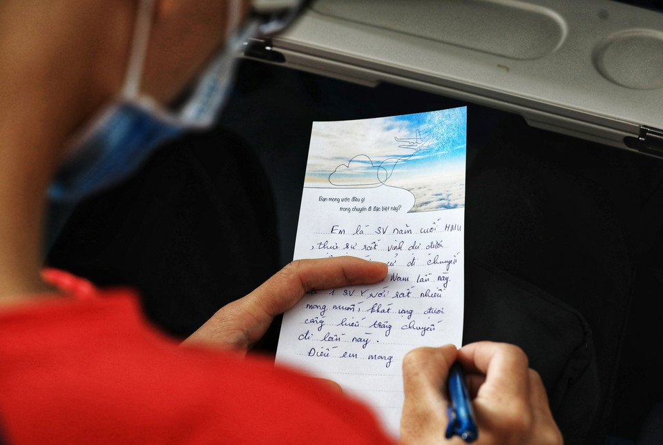 Los mensajes de los estudiantes de medicina se escribieron en un vuelo a la zona epidémica de la provincia de Binh Duong (Fuente: VNA)