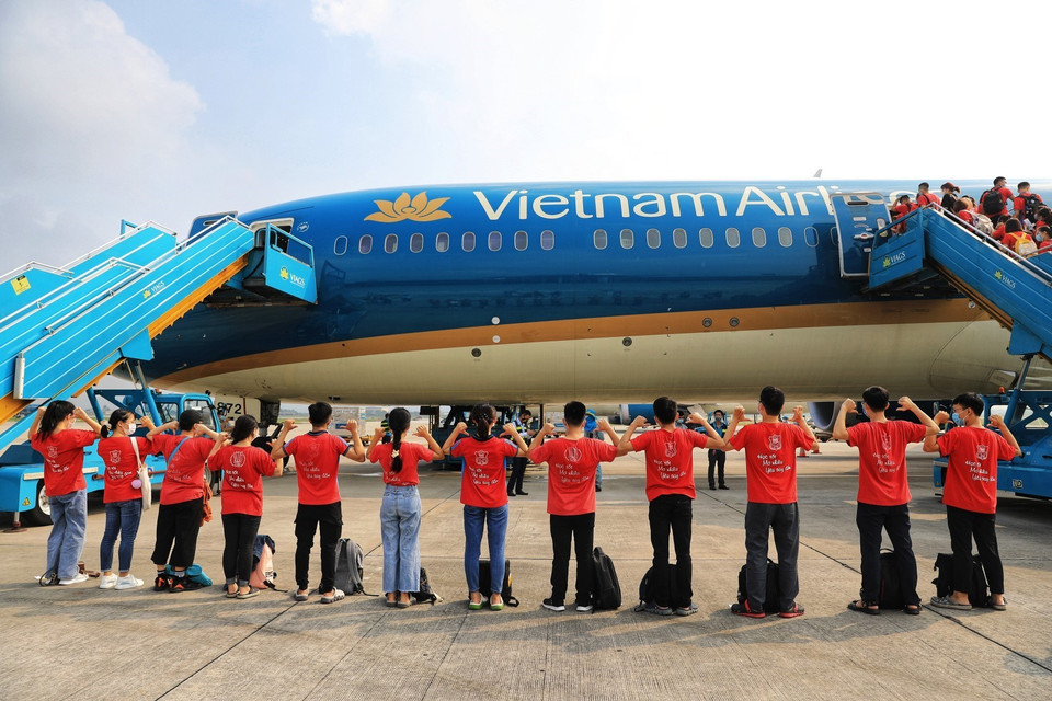 Impresionante imagen de los 350 estudiantes de la Universidad Médica de Hanoi en el aeropuerto de Noi Bai (Fuente: VNA)