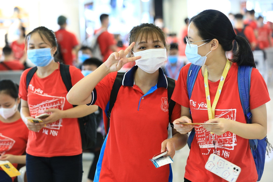 Hermosa estampa de los estudiantes de la Universidad de Medicina de Hanoi en su camino hacia la zona epidémica de la provincia de Binh Duong (Fuente: VNA)