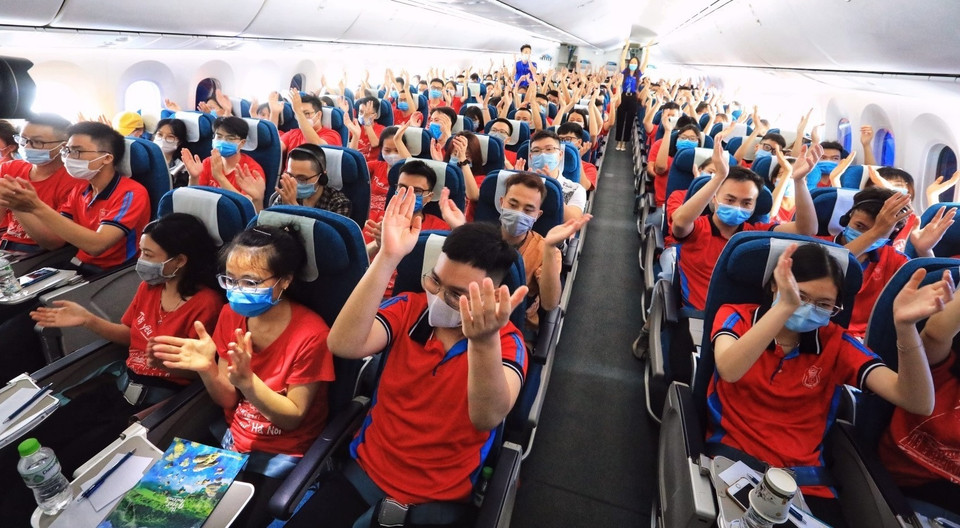 Los estudiantes de la Universidad de Medicina de Hanoi entonaron una canción rumbo a la zona epidémica de la provincia de Binh Duong (Fuente: VNA)