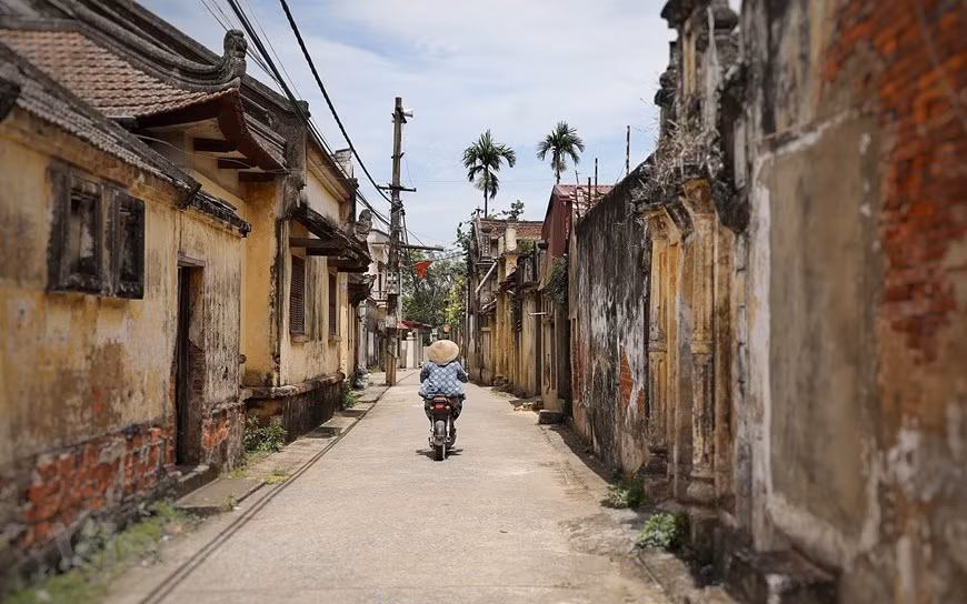 Al visitar la aldea Cuu en la comuna de Van Tu, distrito de Phu Xuyen, a unos 40 kilómetros del centro de la capital, los visitantes quedan impresionados ante las villas con arquitectura antigua conservadas en este sitio (Fuente: Vietnam+)
