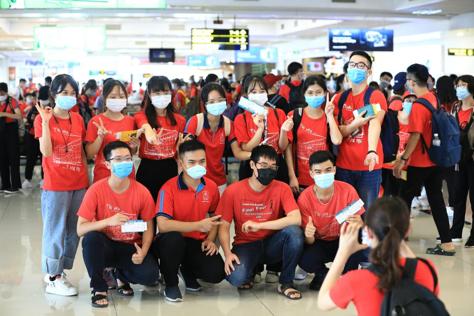 El momento hermoso de los estudiantes de la Universidad de Medicina de Hanoi en su camino hacia la zona epidémica de la provincia de Binh Duong (Fuente: VNA)
