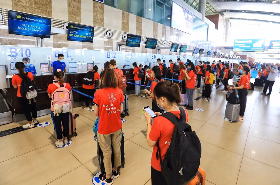 Los estudiantes de la Universidad de Medicina de Hanoi hicieron cola para los trámites del vuelo en su viaje hacia la provincia de Binh Duong (Fuente: VNA)