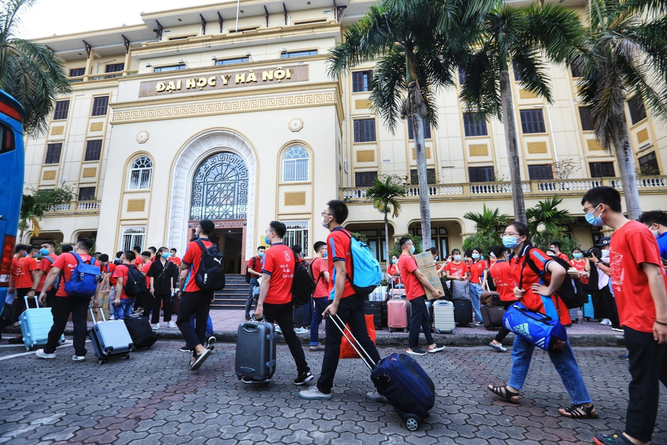 Un total de 350 estudiantes y profesores de la Universidad de Medicina de Hanoi se ofrecieron como voluntarios para participar en las actividades asistenciales de prevención y control de la epidemia del COVID-19 en la provincia de Binh Duong (Fuente: VNA)