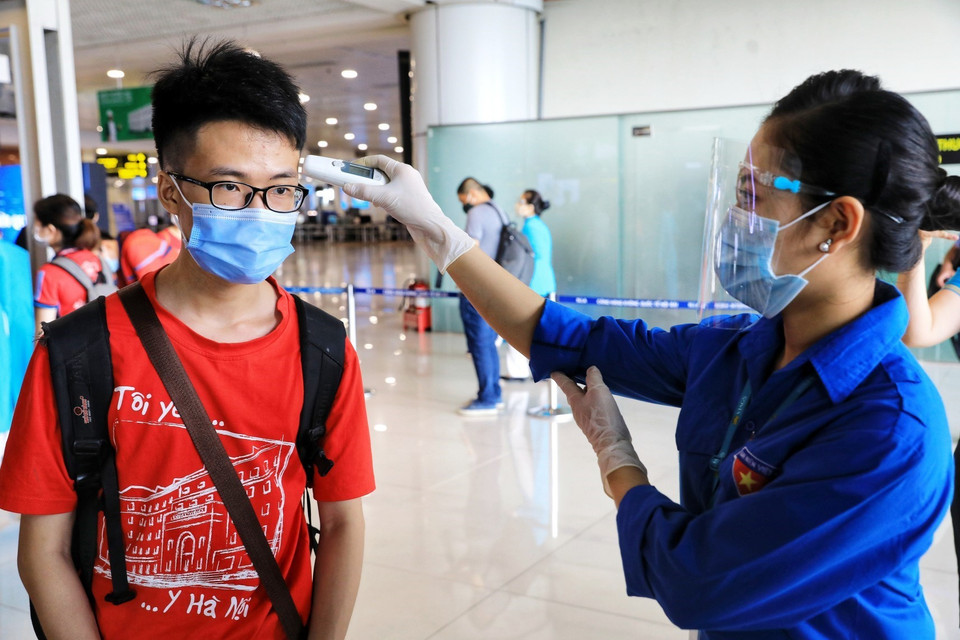 Los empleados del aeropuerto de Noi Bai examinaron la temperatura corporal de la delegación de 350 estudiantes de medicina. (Fuente: VNA)