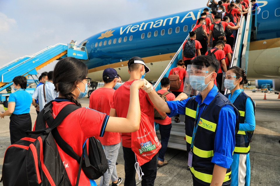 Los empleados en el aeropuerto de Noi Bai animaron a los estudiantes de la Universidad de Medicina de Hanoi a partir hacia la provincia de Binh Duong para participar en las actividades preventivas contra la epidemia (Fuente: VNA)