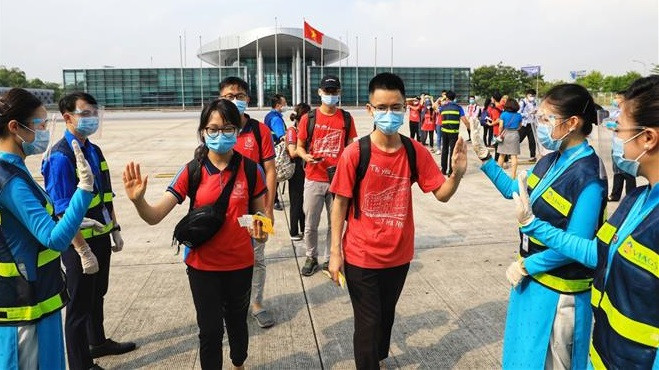 Los empleados en el aeropuerto de Noi Bai animaron a los estudiantes de la Universidad de Medicina de Hanoi a partir hacia la provincia de Binh Duong para participar en las actividades preventivas contra la epidemia (Fuente: VNA)