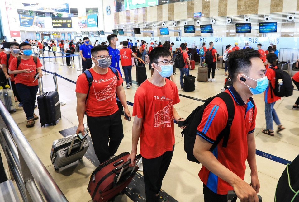 Los estudiantes de la Universidad de Medicina de Hanoi hicieron cola para los trámites del vuelo en su viaje hacia la provincia de Binh Duong (Fuente: VNA)