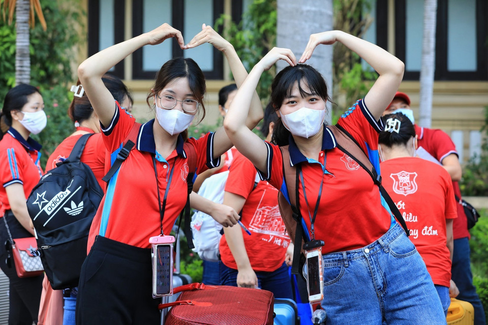 Hermoso momento de los estudiantes de la Universidad de Medicina de Hanoi antes de partir hacia Binh Duong para participar en la lucha contra la epidemia del COVID-19 (Fuente: VNA)