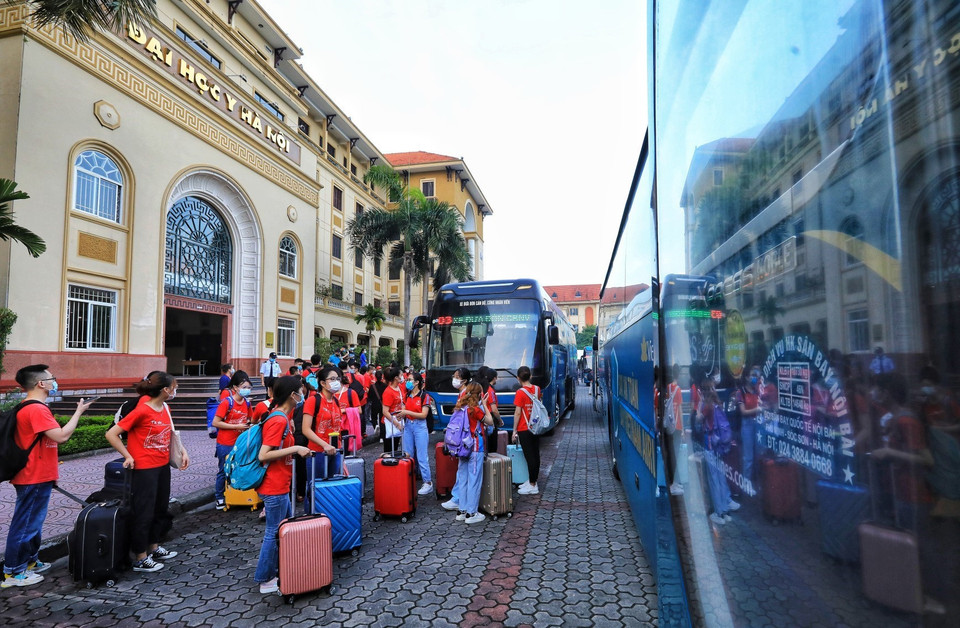 Un total de 350 estudiantes y profesores de la Universidad de Medicina de Hanoi se ofrecieron como voluntarios para participar en las actividades asistenciales de prevención y control de la epidemia del COVID-19 en la provincia de Binh Duong (Fuente: VNA)