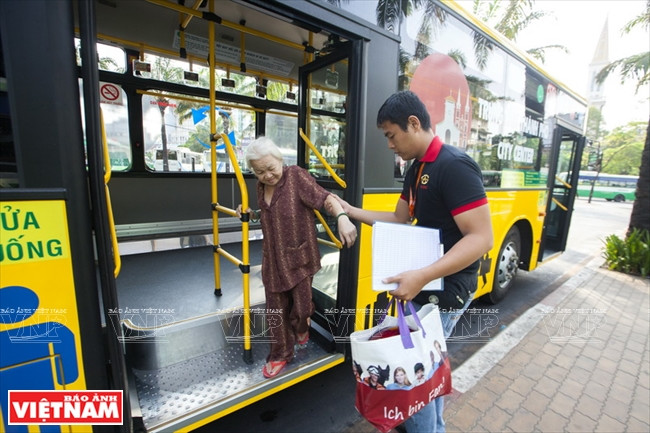 Ayudan a personas con edad avanzada