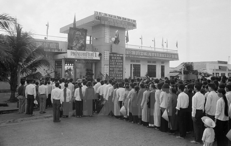 Votantes del barrio de Thach Thang, ciudad central de Da Nang, acudieron el 25 de abril de 1976 a las urnas para eligir a la Asamblea Nacional del país (Fuente: VNA) 