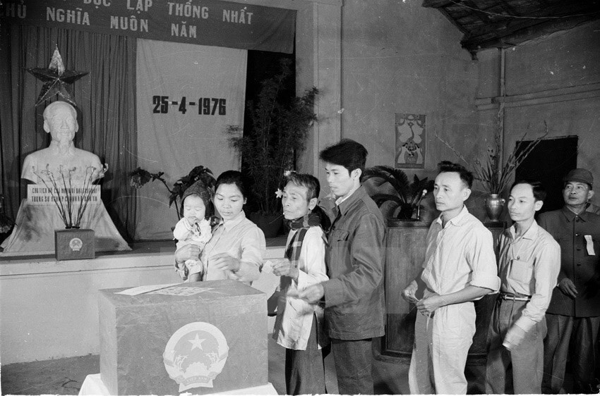 Votantes del barrio de Thach Thang, ciudad central de Da Nang, acudieron el 25 de abril de 1976 a las urnas para eligir a la Asamblea Nacional del país (Fuente: VNA)